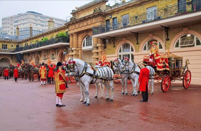 What is the Royal Mews? The Royal Mews is a working stable and is responsible for travel arrangements by car and carriage for members of the Royal Family.