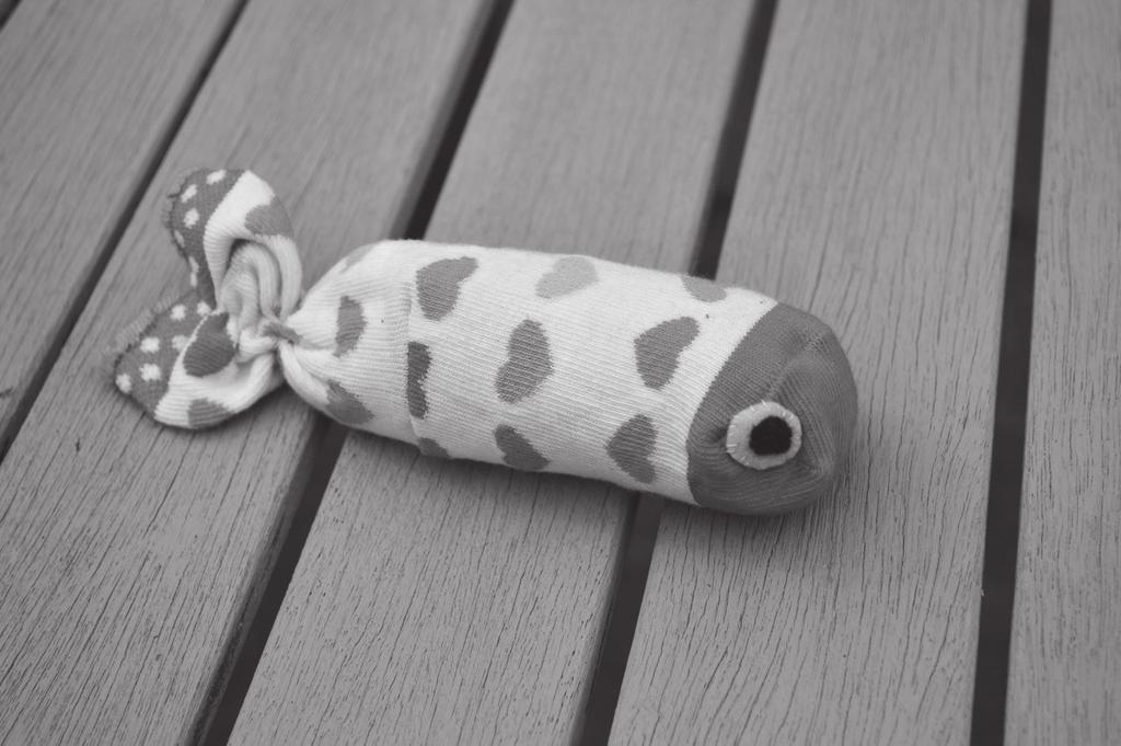 CATNIP FISH TOY Materials Sock Polyfill fiber (pillow stuffing) Catnip Small circles of felt OR permanent marker Needle and thread (optional) Directions Stuff sock with a handfull of
