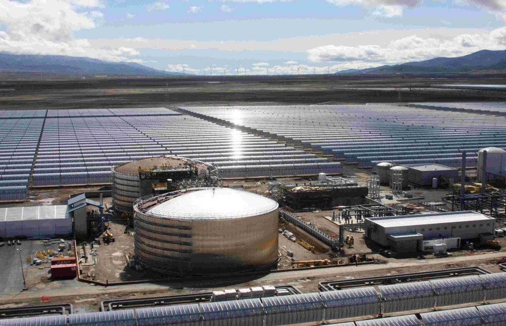 Slika 6. Solarna termoelektrana u Grenadi, Andasol [6] Na slici 6 prikazana je solarna termoelektrana u Španjolskoj.