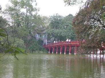 The bridge over the lake on