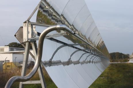 Slika 9. Probno postrojenje koje koristi parabolične kolektore (lijevo), te solarni kolektori postavljeni na krov zgrade kao dio malog CTS-a u Bad Aiblingu u Njemačkoj (Izvor: Rutz D.) B.