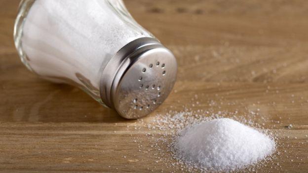 Le sel = the salt Salt spillage: A big don t when sitting at the dinner table in France is to knock over the salt: Spilling salt on the table will bring bad luck.