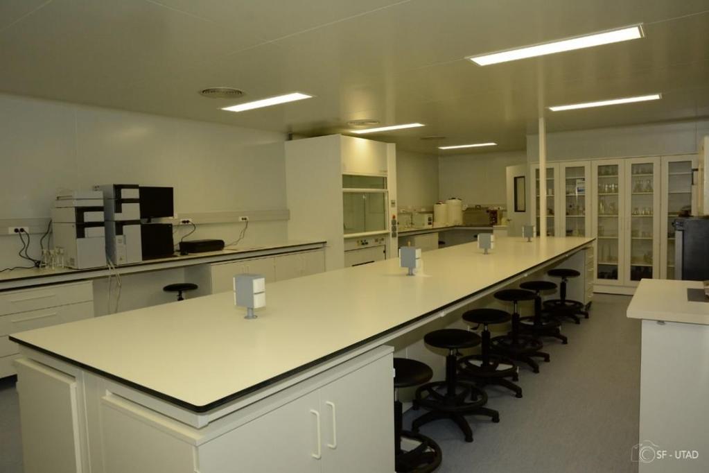 The laboratories have now good conditions for classes with controlled temperature, chemical and