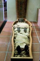 How Did Ancient Egyptians Make Mummies? By Cindy Grigg You may have seen mummies in scary movies or as Halloween decorations. Mummies can't walk around and scare people like they do in movies.
