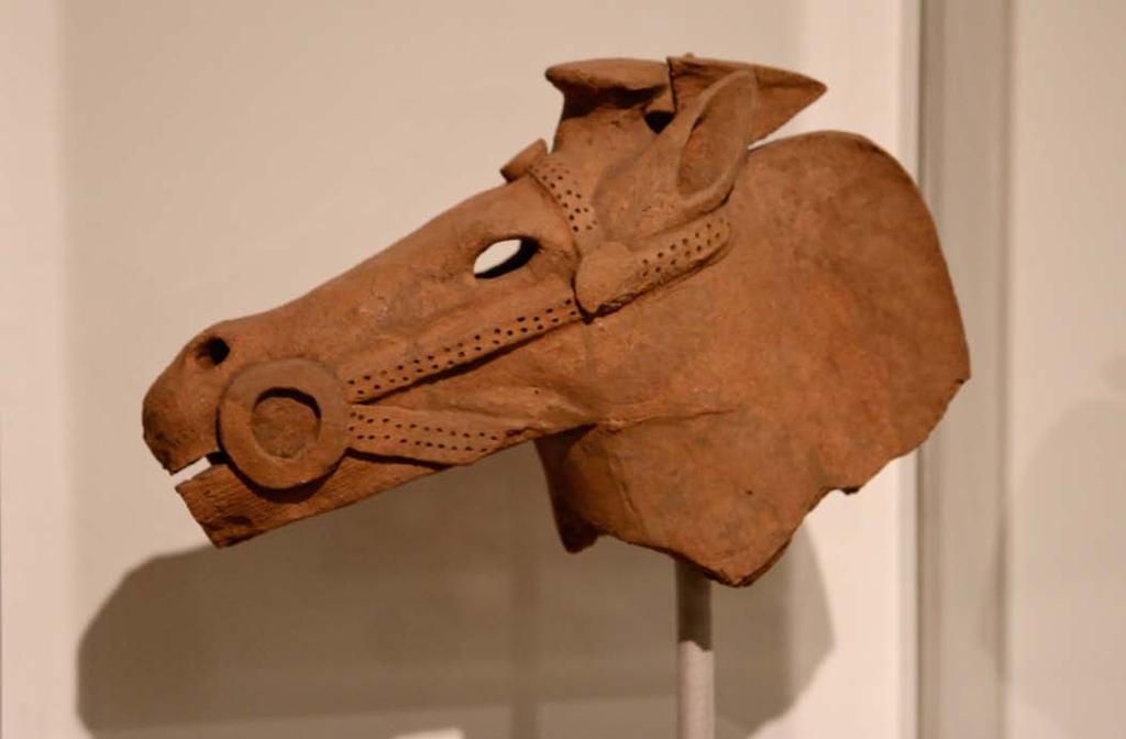 This Japanese horse from the 6 th century seems to be frozen in Sme.