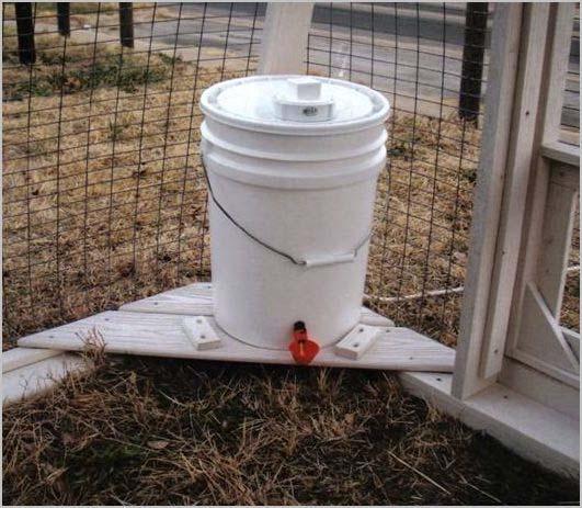 Water Water supply constant, clean & fresh Water intake varies greatly with weather White buckets stay cooler than colored buckets Waterer placement