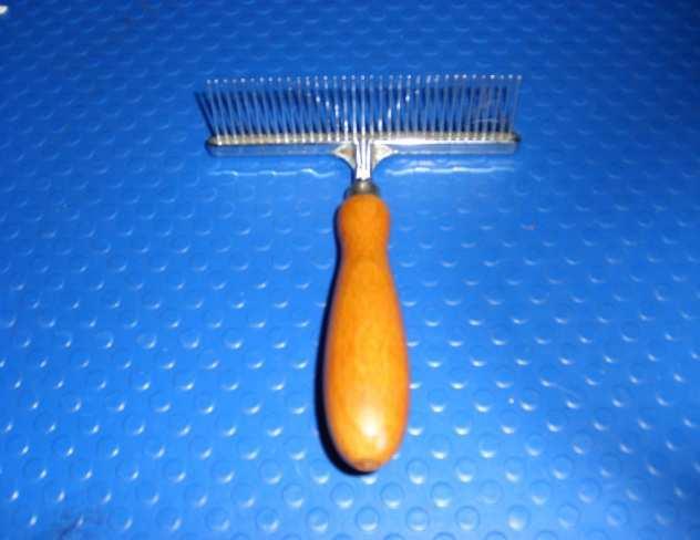 The best combs are made of metal and have strong, tempered teeth with rounded tips to prevent scratching.