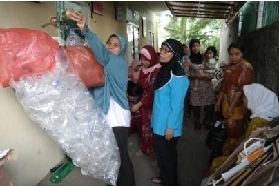 Weighing plastic waste