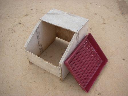 Extrona : metal nest boxes and plastic trays + wood shavings for nesting material. The boxes had a flip-back metal lid to access to the kittens.