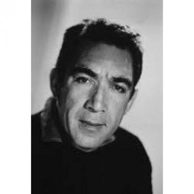 Anthony Quinn Anthony Quinn is an actor, sculptor, and painter. Born in Chihuahua, Mexico in 1915 to a half-irish father, Frank Quinn and a Mexican-Indian mother, Manuela Oaxaca.