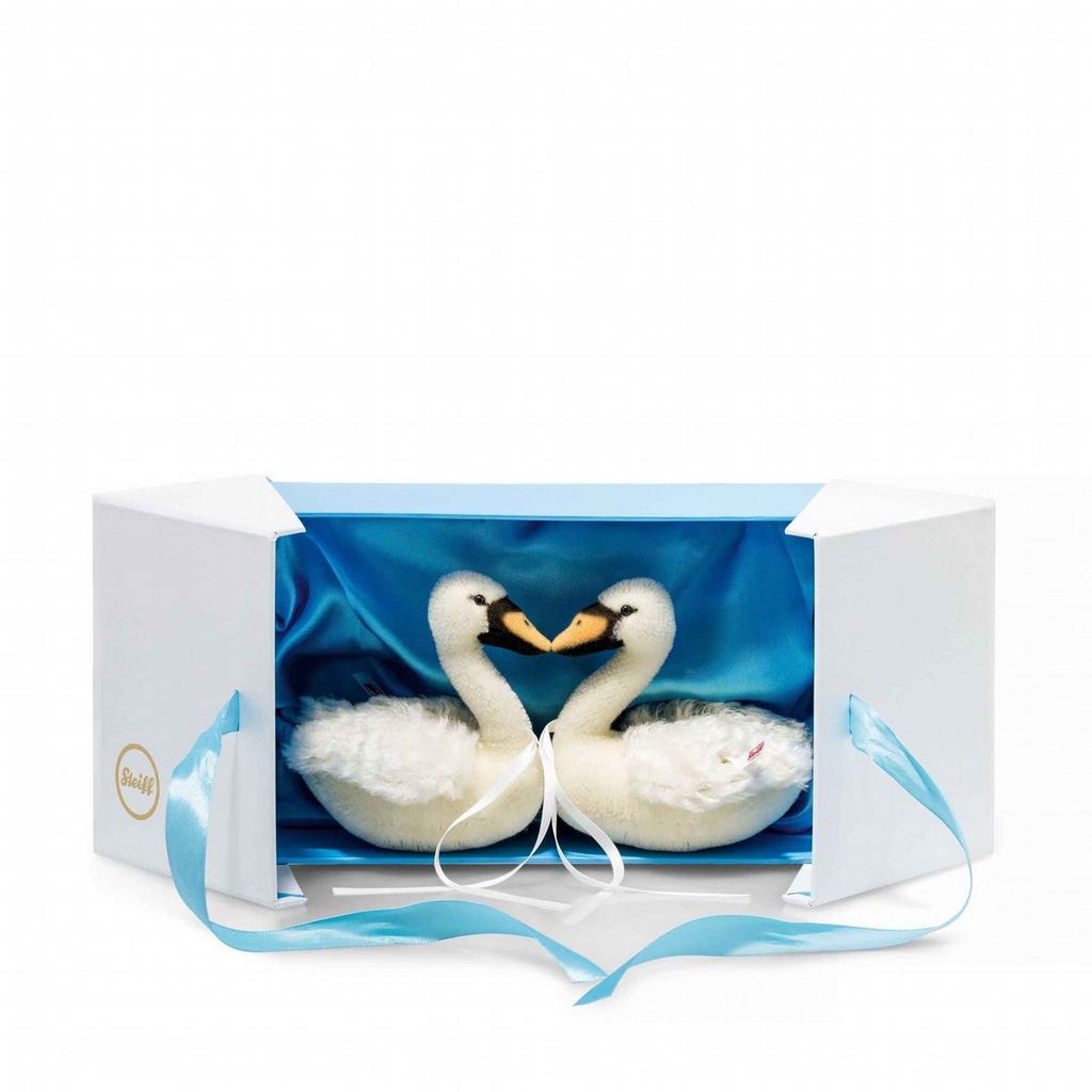 WEDDING SWAN SET white surface washable limited edtion of 1,000 pieces 13 cm, item no. 021114 available from 03/2017 WEDDING SWAN SET Swans are forever faithful to their partners.