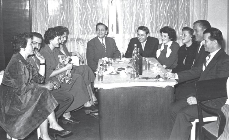prosinca 1958., prisutan je dio službenika Instituta. Sjede: 1. Marija RIJAVEC, suprug Marije Rijavec, 3. Nevenka ORLIĆ, 4. neprepoznata, 5.