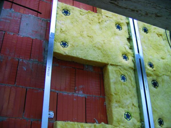 5.3. Sanacija vanjske ovojnice Toplinsku izolaciju vanjskog zida, u pravilu, treba izvoditi dodavanjem novog toplinsko izolacijskog sloja s vanjske ili iznimno s unutarnje strane zida, slika 16.