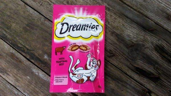 5 Cat Treats Your Cat Will Love #1. Dreamies (with tempting beef) Dreamies come in lots of different flavours, including beef and cheese.