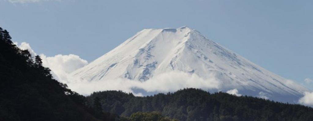 15 forgiveness. Day 2 to Matsumoto: Masters of pyrotechnics Enno Kapitza Unmistakable Mount Fuji is s highest peak Mount Fuji is shrouded in cloud and only its snowy peak is visible.