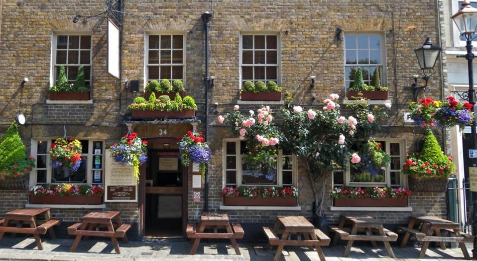 WINDSOR PUBS IN BLOOM 44 THE JOHNNIE WALKER CUP to be awarded to the most attractive, florally decorated, Windsor