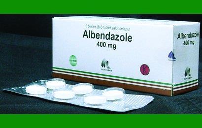 . Albendazole Albendazole is administered in a dose of 10 15 mg/kg/day in adults or a fixed dose of 400 mg twice daily.