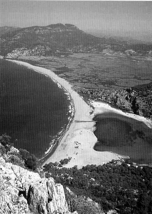 38 Zoology in the Middle East 24, 2001 Fig. 2. Nesting beach of Dalyan, Turkey. View from the south to the north, with Lake Iztuzu (photograph: Max KASPAREK). Seasonal distribution.