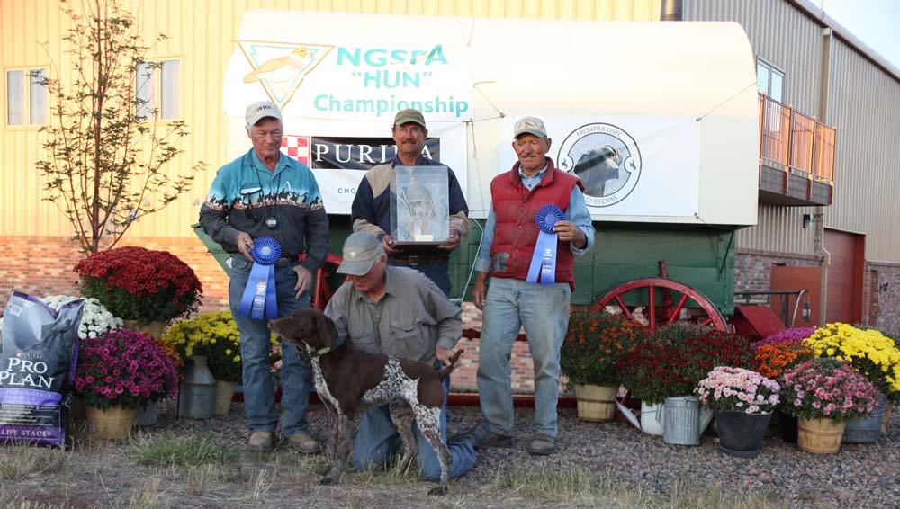 2010 Open All Age Championship (Standing L R) Jim Yates, Dennis Brath, Tom Davis Kneeling Keith Richardson with Prairie Wind s Zackly Right Open All-Age Championship Judges: Jim Yates and Tom Davis