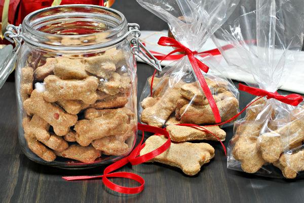 AKC Corner Five Ways to Celebrate the Holidays With Your Dog AKC Staff Writers December 14, 2016 During the hustle and bustle of the holiday season, don t forget to share the happy spirit with your
