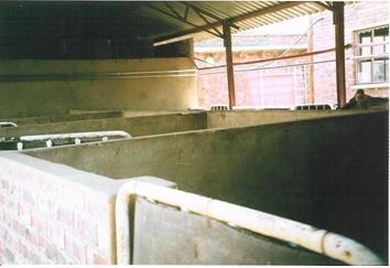 Images showing separate pens for calving that can be subsequently cleaned and disinfected.