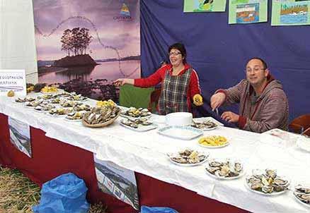 Right: Tasting of oysters, fresh from the river; the pride of Castropol.