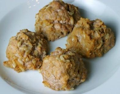 Beef and Vegetable Balls Some canines prefer meaty treats over sweet ones. This recipe has hearty meat flavor and good aroma that all dogs really enjoy.