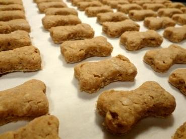 Peanut Butter Puppy Biscuits Ingredients: 2 cups flour 1 tablespoon baking powder 1 cup peanut butter (smooth) 1 cup milk Directions: 1. Preheat your oven to 375F (190C). 2. Lightly grease a baking tray.