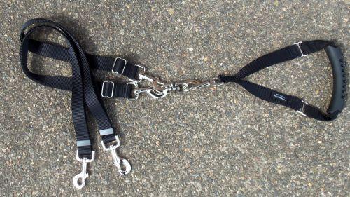The sidepieces of the Tender Lead move the whole head, similar to a horse halter. Other halter devices tend to pull just the dog s muzzle.