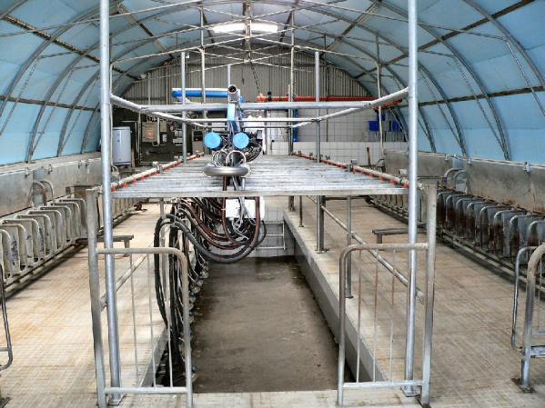 SECTION IV-1: PARLOURS 1 SECTION IV-1 PARLOURS 1. PARLOURS Parlours are effective milking management systems on many dairy sheep operations.