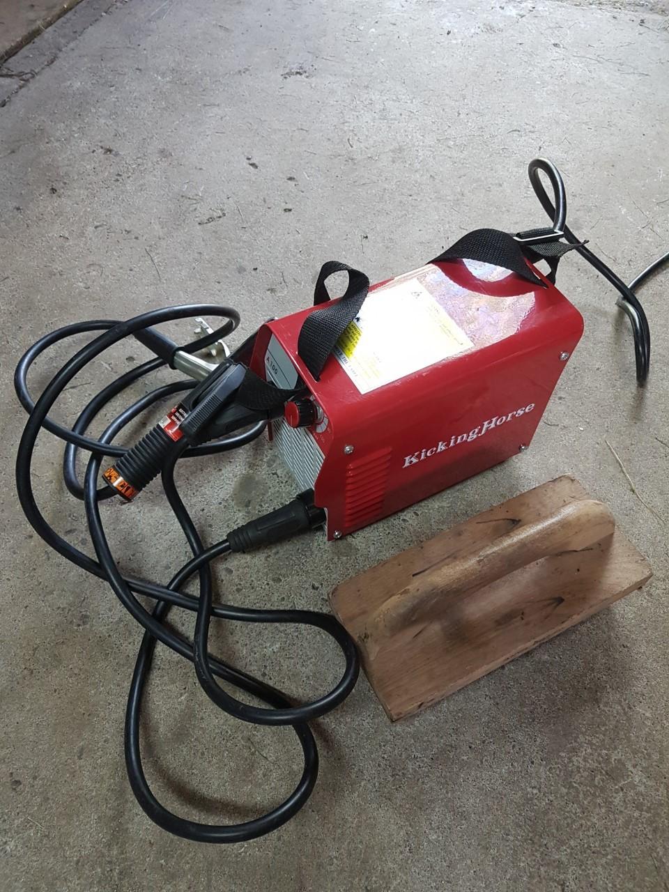 Tool Time At the spring convention, Ben Mangan used an electric welder for part of his clinic. He talked about the practicality of carrying one in his truck and using it in his everyday work.