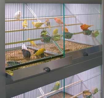 The 125 cm rack is delivered with wooden perches and a removable separator, which divides the cage in two.
